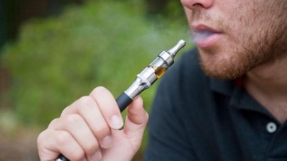 Țigările electronice, interzise în spațiile închise, dar permise în restaurante