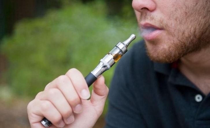 Țigările electronice, interzise în spațiile închise, dar permise în restaurante