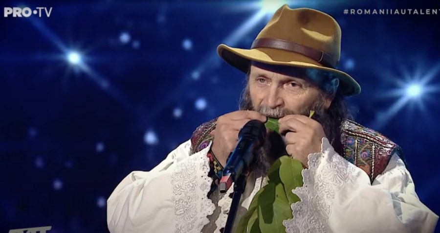 Meșterul popular Vasile Șușca din Săcel a cântat la frunză pe scena Românii au talent
