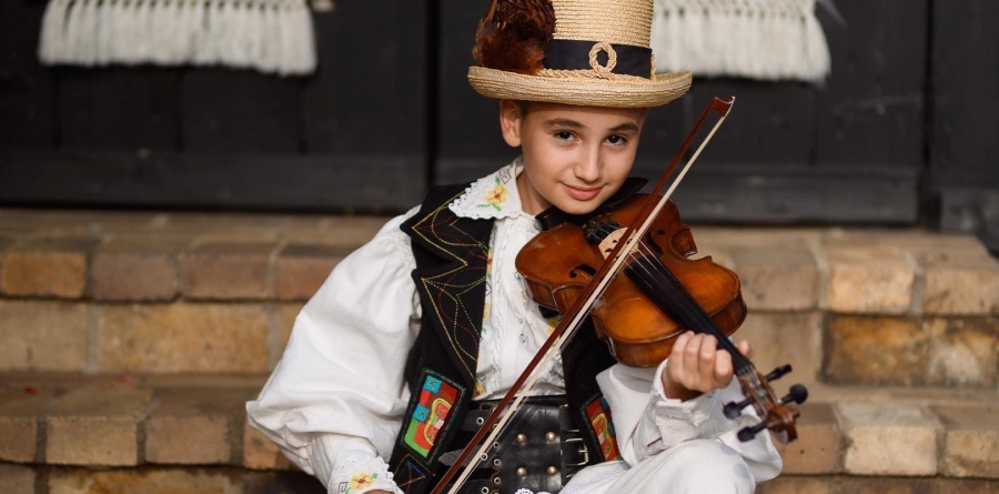 Tânărul artist maramureșean Răzvan Cizmar își serbează ziua de naștere