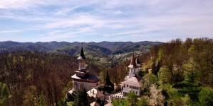Legenda emoționantă a Mănăstirii Rohia, locașul sfânt construit pe vârf de munte