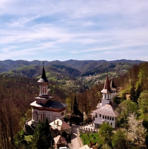 Legenda emoționantă a Mănăstirii Rohia, locașul sfânt construit pe vârf de munte