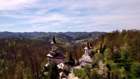 Legenda emoționantă a Mănăstirii Rohia, locașul sfânt construit pe vârf de munte