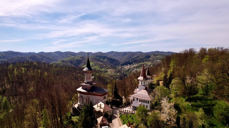 Legenda emoționantă a Mănăstirii Rohia, locașul sfânt construit pe vârf de munte