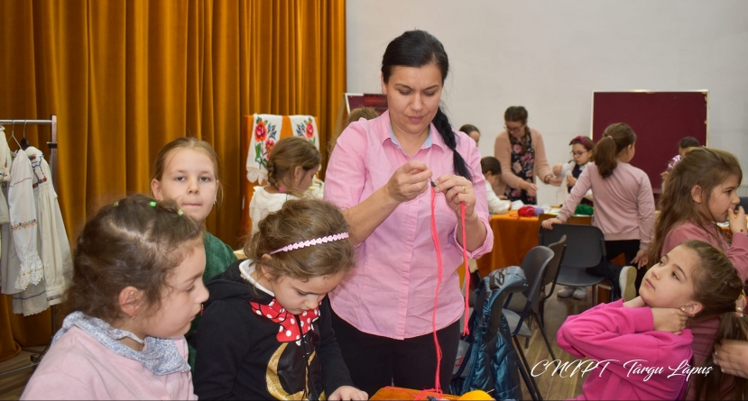 Meșterul popular Dana Dobrai a fost alături de copilașii participanți la „Șezătoare în Postu’ Mare” de la Târgu Lăpuș