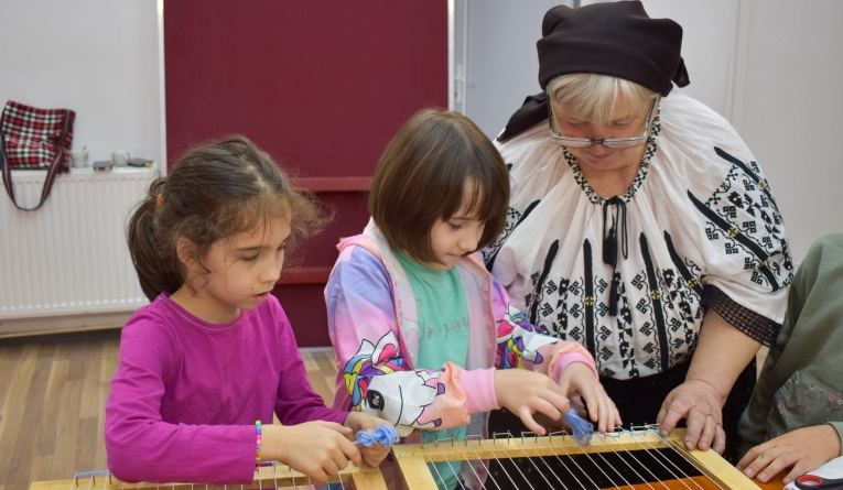 Meșterii populari Reghina Cosma și Valeria Podină au fost alături de copiii din Târgu Lăpuș la atelierele „Șezătoare în Postu’ Mare”