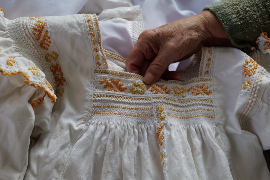 Meșterul popular Anuța Ciceu din Budești ne prezintă modele tradiționale de pe Valea Cosăului pentru cusături