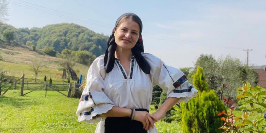 Fată de Maramu’: Cum a luat naștere proiectul de suflet al unei tinere cu rădăcini în satul Larga din Țara Lăpușului