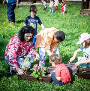 Micuții de la Grădinița nr. 13 din Baia Mare au plantat flori la Muzeul Satului
