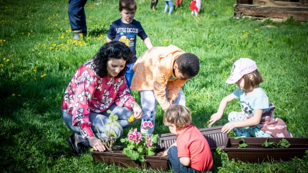 Micuții de la Grădinița nr. 13 din Baia Mare au plantat flori la Muzeul Satului