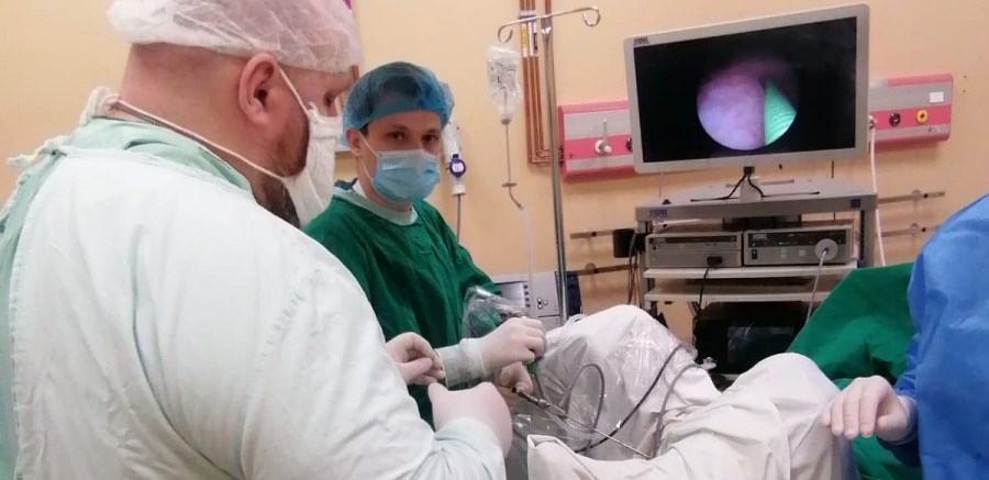 În urma recrutării a doi medici urologi și a achiziționării de aparatură, la Spitalulul Municipal Sighet se efectuează în premieră intervenții fără tăietură