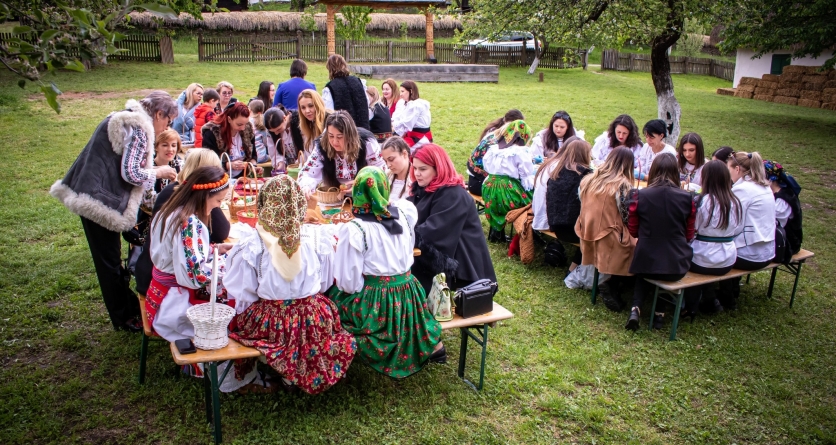 Zeci de cadre didactice au participat la atelierele organizate în cadrul proiectului interjudețean „Tezaurul strămoșilor noștri – oameni, locuri, tradiții și obiceiuri”