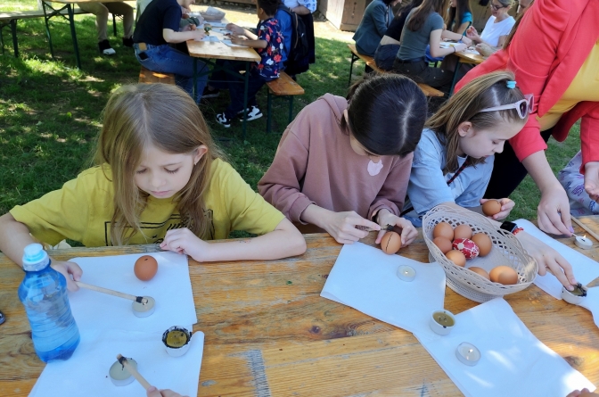 La Muzeul Satului din Baia Mare s-a organizat un atelier de „împistrit” ouă