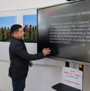 Două școli din Maramureș au sărbătorit colegii lor de etnie romă