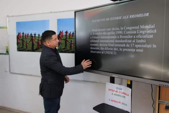 Două școli din Maramureș au sărbătorit colegii lor de etnie romă