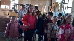 Elevii din Cicârlău, în vizită la o fabrică de cherestea
