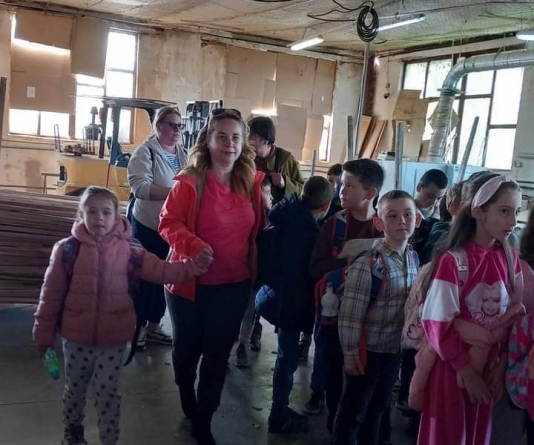 Elevii din Cicârlău, în vizită la o fabrică de cherestea