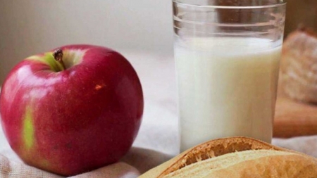 Elevii de liceu ar putea primi lapte și fructe, prin programul finanțat cu fonduri europene