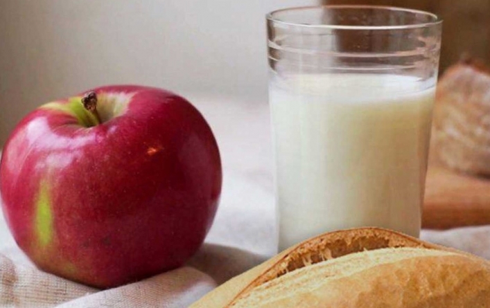 Elevii de liceu ar putea primi lapte și fructe, prin programul finanțat cu fonduri europene