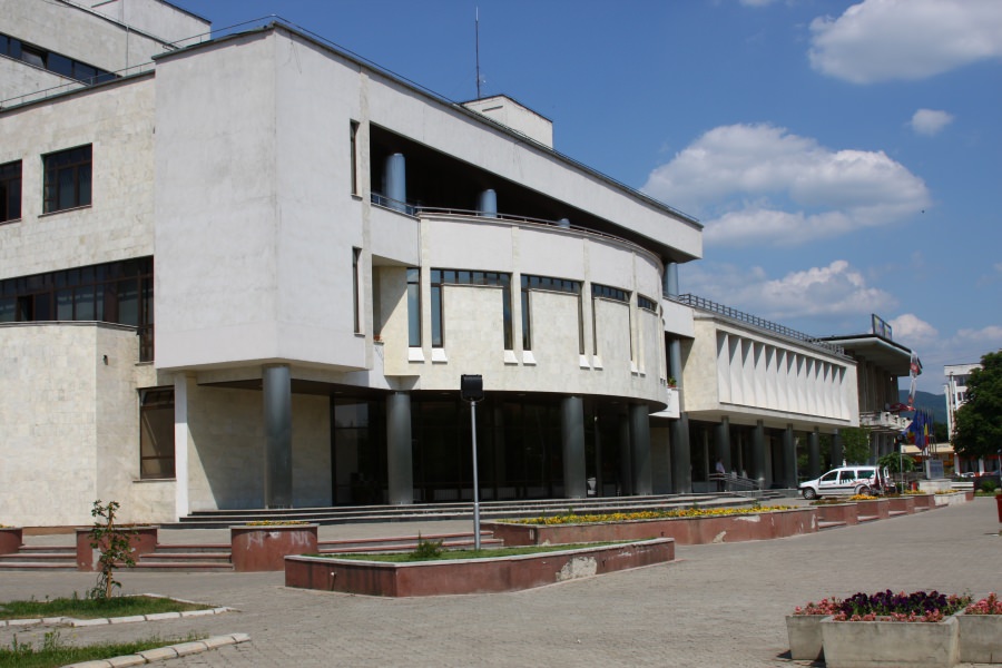 Studenții își etalează talentul la Expoziția de pictură „Multiverse”