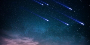 Spectacol de stele căzătoare pe cerul nopții