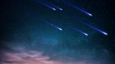 Spectacol de stele căzătoare pe cerul nopții