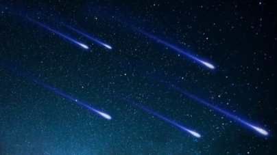 Spectacol de stele căzătoare pe cerul nopții