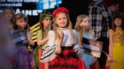Micuță, dar talentată: Sofia Ghenoiu a cucerit Trofeul Festivalului Internațional „Starul de Mâine” la categoria 4-6 ani