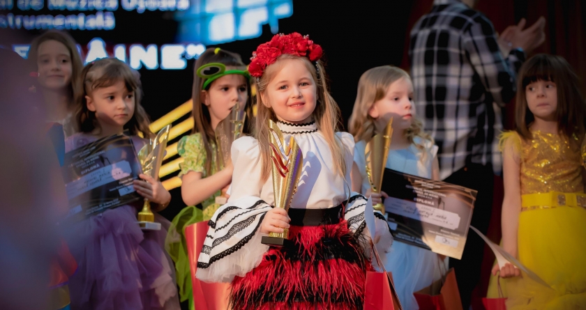 Micuță, dar talentată: Sofia Ghenoiu a cucerit Trofeul Festivalului Internațional „Starul de Mâine” la categoria 4-6 ani