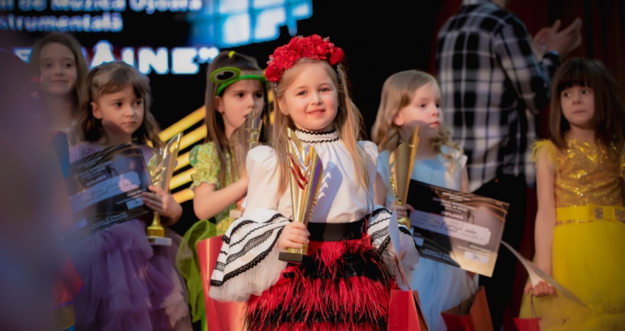 Micuță, dar talentată: Sofia Ghenoiu a cucerit Trofeul Festivalului Internațional „Starul de Mâine” la categoria 4-6 ani