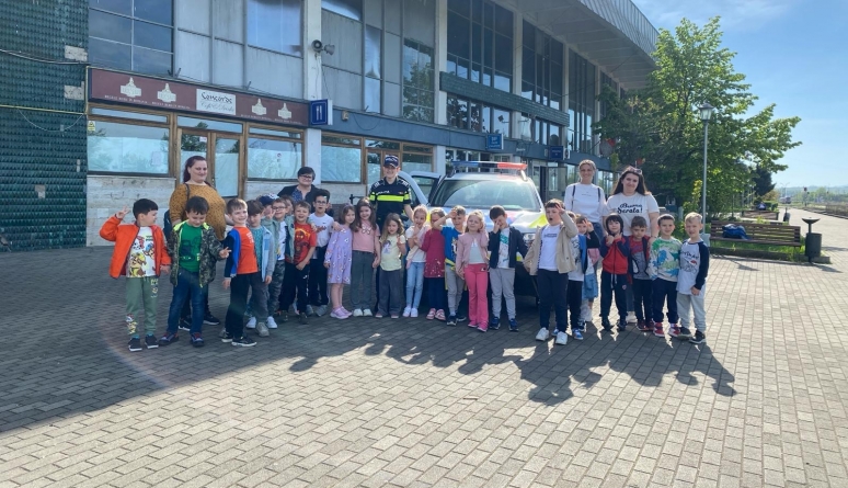 Copilașii de la Grădinița cu PP nr. 7 Baia Mare s-au întâlnit cu polițiștii în stația CFR pentru o activitate inedită