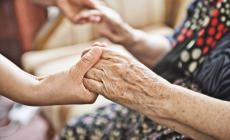106 seniori vulnerabili din comuna Fărcașa vor beneficia de servicii sociale și îngrijire la domiciliu