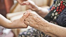 106 seniori vulnerabili din comuna Fărcașa vor beneficia de servicii sociale și îngrijire la domiciliu