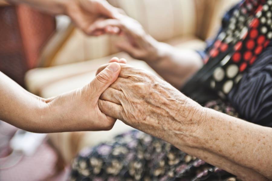 106 seniori vulnerabili din comuna Fărcașa vor beneficia de servicii sociale și îngrijire la domiciliu