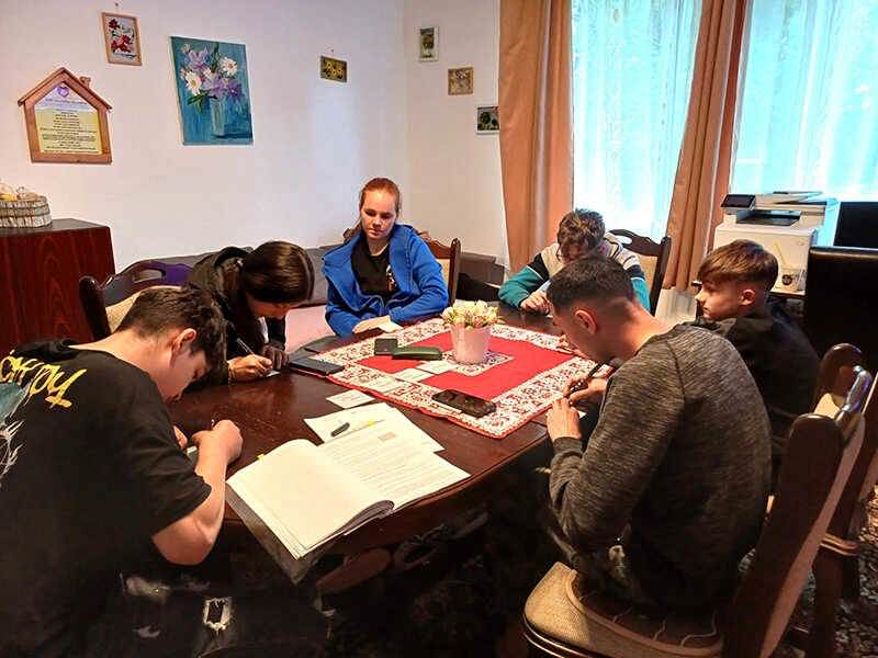 Activitatea „Bullyingul-cuvinte care rănesc”, pentru tinerii Casei „Bradului” din Sighet