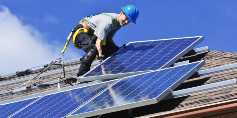 500 de milioane de euro pentru panouri fotovoltaice și baterii. Instituțiile publice pot cere finanțare