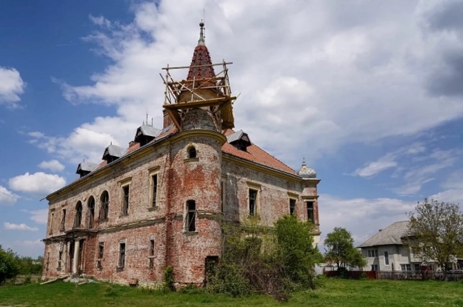 Istoria castelului din Pribilești, locul de care oamenii se temeau să se apropie. Imobilul intră în reabilitare