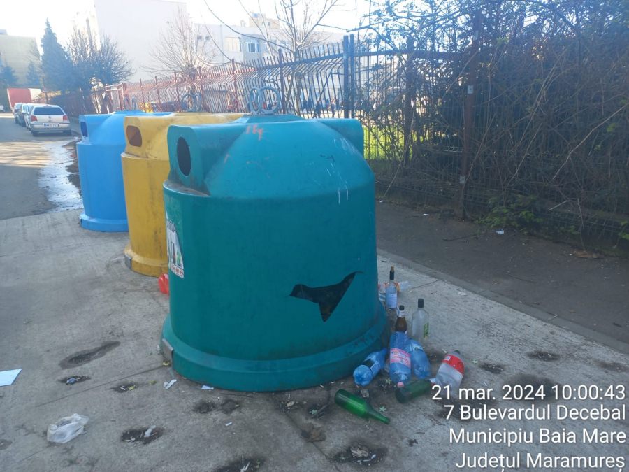 „Efectele adverse” ale legii reciclării. Containere distruse și mizerie împrăștiată de „căutătorii de comori”