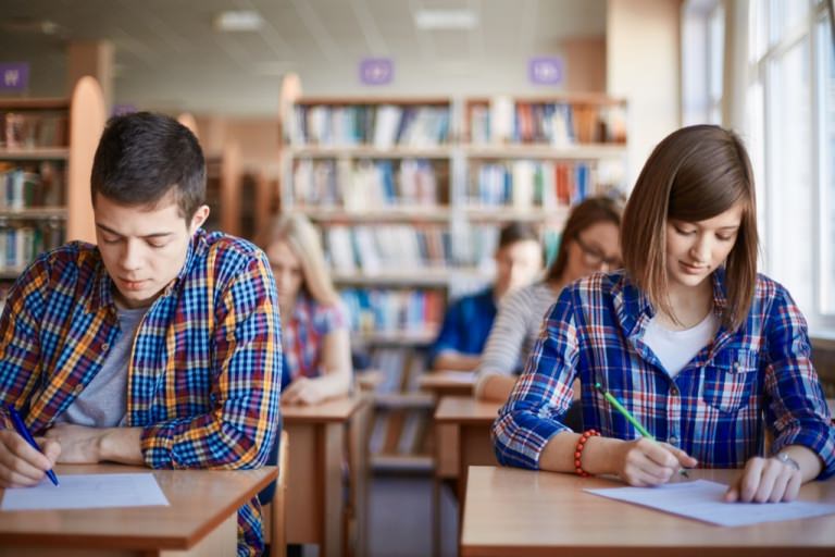 Mai mulți bani pentru dascălii care corectează lucrările de la Evaluare Națională și Bac 2024