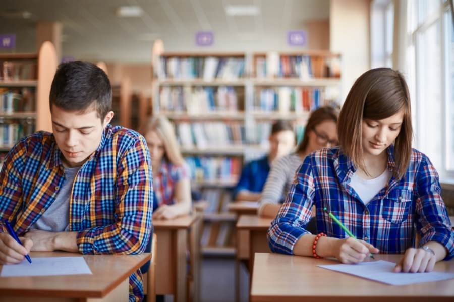 Mai mulți bani pentru dascălii care corectează lucrările de la Evaluare Națională și Bac 2024