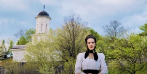 Tânăra artistă Gabriela Ardusătan a lansat priceasna „Unde să mă duc eu, Doamne?”
