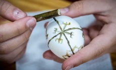 „Meșteșuguri din bătrâni – atelier de încondeiat ouă” la Muzeul Satului din Baia Mare