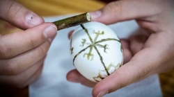 „Meșteșuguri din bătrâni – atelier de încondeiat ouă” la Muzeul Satului din Baia Mare