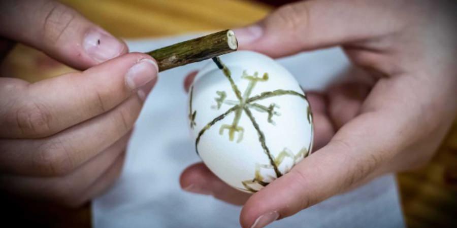 „Meșteșuguri din bătrâni – atelier de încondeiat ouă” la Muzeul Satului din Baia Mare