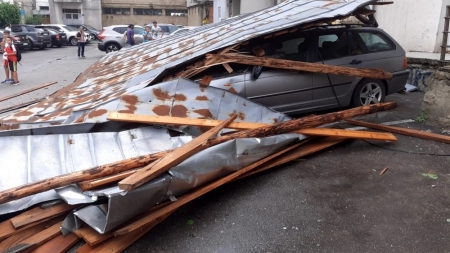 Cum îți poți recupera banii pentru reparația mașinii avariate de furtună