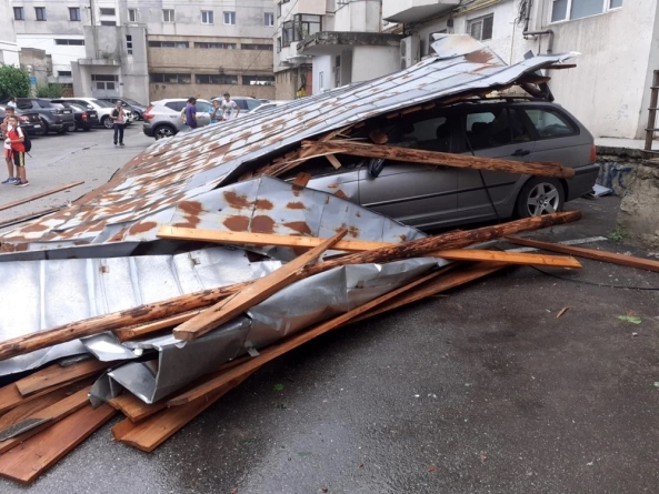 Cum îți poți recupera banii pentru reparația mașinii avariate de furtună