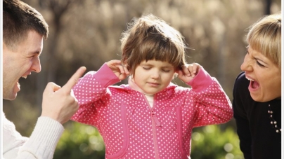 Părinți aflați în divorț: subminarea relației copilului cu celălalt părinte ar putea fi sancționată legal 