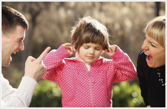 Părinți aflați în divorț: subminarea relației copilului cu celălalt părinte ar putea fi sancționată legal 