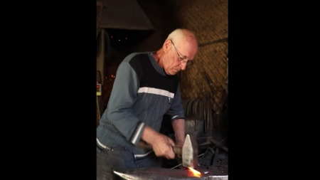 Petru Donat din Botiza este unul dintre puținii meșteri fierari pe care Maramureșul îi mai are