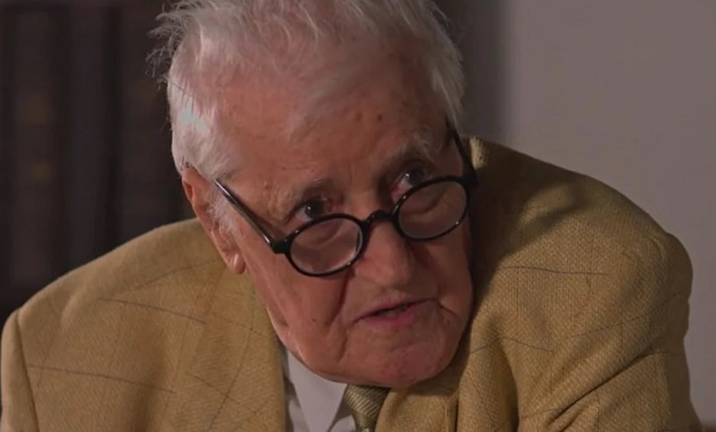Ginecolog pensionar, actor amator. Primul său film a fost premiat la Hollywood
